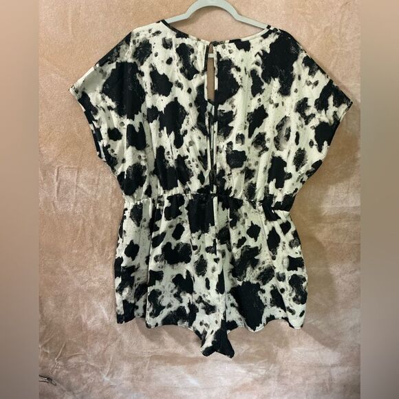Stylish Black and Cream cow print open back short romper 2XL - Picture 5 of 11